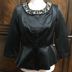 😍Beautiful bedazzled neck 100% polyester blazer😍